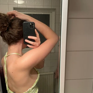 Kort klänning - Kort sidenklänning från Zara, prislappen kvar. 