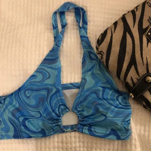 Topp - Superfin topp i stretchigt material så man bestämmer själv hur man vill att den ska sitta❤️