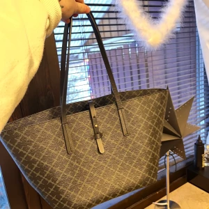 By Malene Birger Väska - Säljer en By Malene Birger väska, skulle säga att skicket är väldigt bra. Pris 500kr och köparen står för frakten!