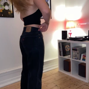 Levis Jeans  - Pris: 300 kr eller kom med bud. Svarta Levis jeans väldigt baggy, vilket är trendigt just nu. Storlek 34/32 👍🏻😀 frakt: 66 kr 