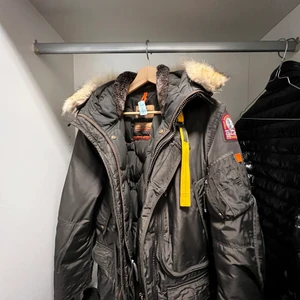 Parajumper Limited Edition - Precis kemtvättad. Fräsch vinter herrjacka.