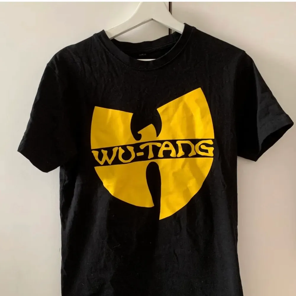 Så cool wu-tang tröja i srl s. Aldrig använd köpt för ca 2 år sedan på junkyard. T-shirts.