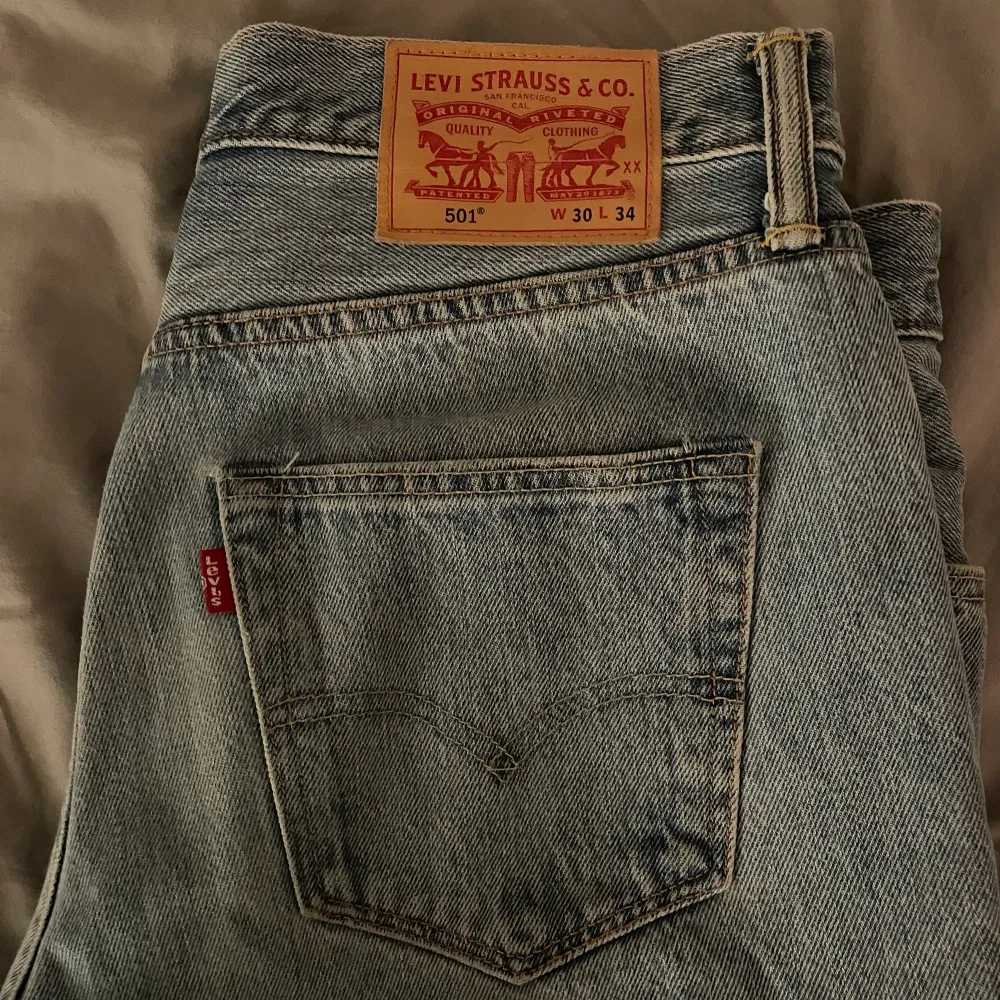 (Första bilden lånad) Säljer nu mina fina blåa 501 Levis jeans, fint skick och inga defekter osv. Herrmodell så de är låga i midjan!. Jeans & Byxor.