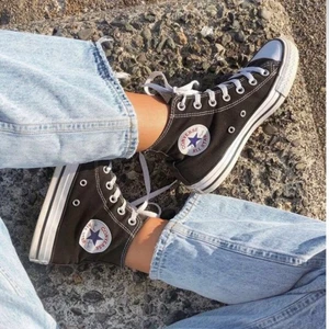 Converse high top svarta - Säljer mina svarta converse i stl 38. Använda endast ett fåtal gånger. Har tyvärr inte kvar kartongen, köparen står för frakten. Nypris 800kr, säljer för 500