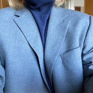 Oversize kavaj vintage - Perfekt till ett par jeans. Jag på bilden är 38. Passar typ alla beroende på vilken fit du vill ha.