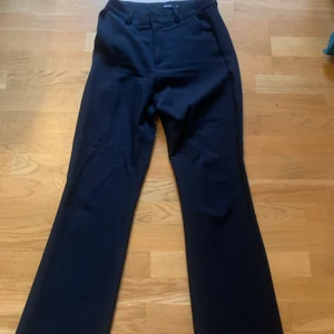 Bik Bok kostymbyxor storlek 36 - Säljer mina kostymbyxor från BikBok, använda få gånger. Köpta för 399 säljer nu för 100