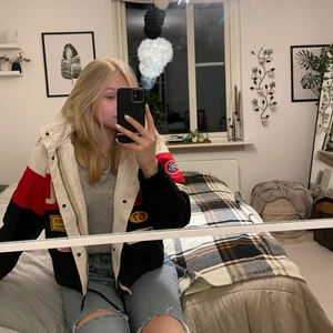 Polo Ralph Lauren Jacka - Säljer då den inte kommer till användning. Storlek M, men passar mig som är S. Ordinarie pris: 3200kr. Slutsåld på hemsidan, finns inte kvar i sortimentet. Köparen står för frakt, kan mötas i Stockholm. Bud börjar från 2500kr, köp direkt för 3000kr