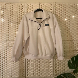 Tröja - Vit zip up tröja från Junkyard storlek S (passar även M) använd fåtal gånger fint skick! 