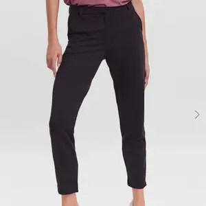 Sparsamt använda, rekommenderar att man är runt 160 cm lång för att inte byxorna ska bli för korta🔍  Bild: VERO MODA hemsidan