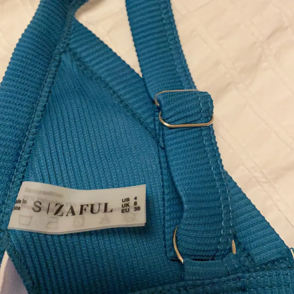 Blå bikini köpt från ZAFUL. I nyskick endast provad, storlek S med reglerbara axelband samt knäppe fram😇 80kr exklusive frakt. Övrigt.