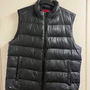 Hugo boss väst  - Inköpt 2 år sedan men sparsamt andvänd, betalade då 3000kr säljer för 700kr köpare betalar frakt 