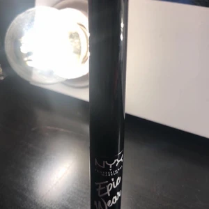 NYX eyeliner  - säljer en eyeliner från nyx, endast testad men säljs då jag har andra jag använder mer. denna är jättebra och sitter verkligen kvar länge, även vattenfast. Den är mörkgrå men ser nästan svart ut på. Skriv vid fler frågor💞 