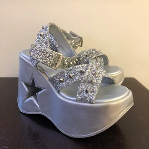 Demonia platåskor - Demonia platåskor med glitter och cut out stjärnor. Använda endast 2 gånger. säljer pga kommer inte till användning. Perfekta skorna till nyår! ✨✨ Platån är 13cm hög bak och 8cm fram. 