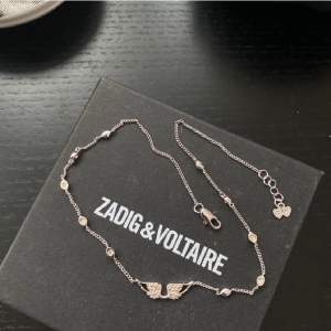 Säljer detta skit snygga Zadig Voltaire halsbandet 💫 några stenar har åkt av men det är inget men tänker på där av priset, köpt för ungefär 1600