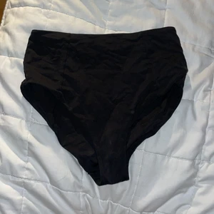 Bikiniunderdel svart  - Helsvart, högmidjad bikiniunderdel från H&M. Använt max 3 gånger, alla mina kläder skickas såklart nytvättade. I riktigt bra skick. 💵Få denna gratis vid köp av bikiniöverdel!💵 