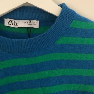 Randig zara tröja - Säljer denna randiga zara tröja i cashmere blandning. Nyskick🙏💙 nypris 400kr jag säljer för halva priset💙 kontakta mig vid intresse/frågor