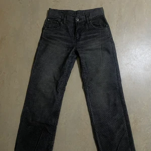 Manchester byxor  - As feta Manchester byxor i nyskick! Säljs på grund av att de inte kommer till användning helt enkelt. Kommer från killarnas barnavdelningen (storlek 146) men passar perfekt som baggy byxor på mig som är en XS. Skriv privat för ytligare frågor/bilder!