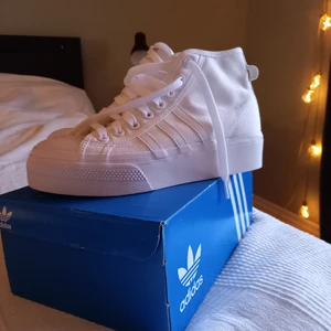 Adidas Nizza Platform Sneakers - Aldrig använda. Köpta i våras 2021. Storlek 39