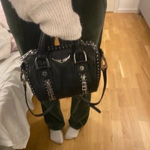 Zadig & Voltaire  - Säljer min fina zadig väska. Väskan är i väldigt bra skick och är helt slutsåld❤️ köp direkt för 2500kr! SÄLJER INTE UNDER 2000kr