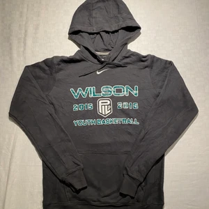 Vintage Hoodie - Wilson Basketball Hoodie.                                                   Size tag M                                                                                 Fits like S/M                                                                               Skick 10/10                                                                       Modellen är 185cm lång. Mer finns på sidan, skriv vid ytterligare frågor eller funderingar♻️🔌 Priser går alltid att diskuteras! 