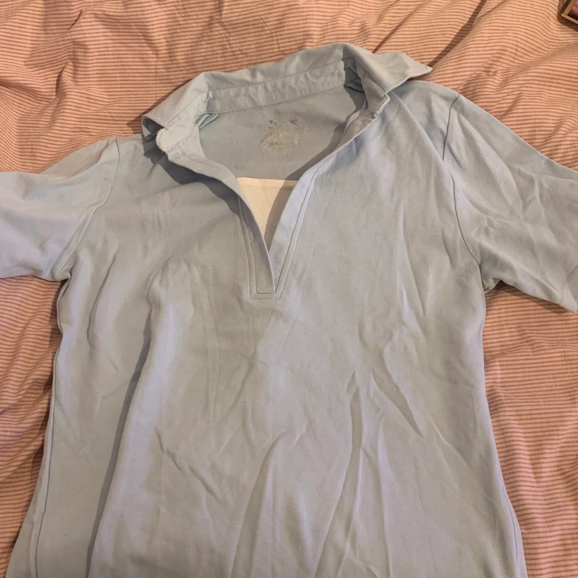 Blå skjorta, med vit strand över brösten - 90