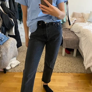 Svarta jeans - Svarta jeans i bra skick, modellen är mom jeans