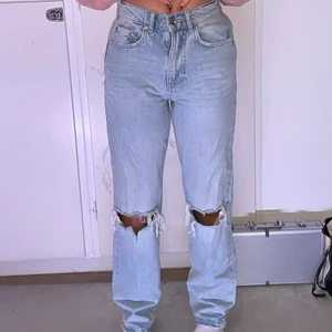 Jeans med hål  - Säljer mina jeans från Gina eftersom jag endast använt dom en gång. Hål på knäna och sitter inte löst i midjan. Hela och i bra skick :)