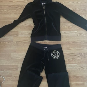 Juicy couture tracksuit - ❗️Högsta bud 1200❗️ Jättefin tracksuit från juicy couture! Toppen skick❤️Byxorna har innerbenslängden 75/76  och allt är i strl s 