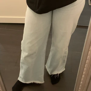 Baggy Jeans - Snygga ljusblåa jeans som inte sitter åt allt för mycket utan skulle mer säga att dom är baggy. Har använt dom några gånger som 5 ggr ungefär! Väldigt bekväma men har inte så mycket användning av dom längre dom ligger bara och skräpar i garderoben. 