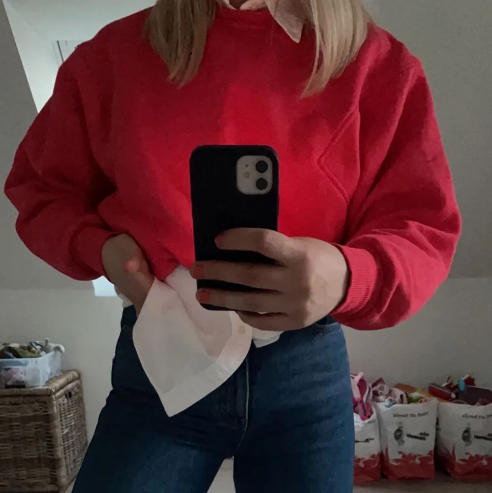 Jättefin röd sweatshirt från Gina Tricot. Använd fåtal gånger!. Tröjor & Koftor.