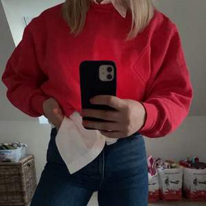 Jättefin röd sweatshirt från Gina Tricot. Använd fåtal gånger!