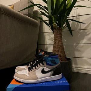 Nike Jordan 1 high prototype - Jordan 1 high prototype, vann skon på NIKE SNKR appen. Storlek 43. Kartong och extrasnören finns      Köparen står för frakten, kan även mötas
