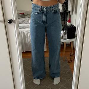 Långa, hög midjade, vida jeans från Zara, aldrig använda. Plagget är i storlek 38 men skulle säga att dom är lite små i storleken och passar bra på en 36. Jag bär vanligtvis storlek 36 samt 27 och är 170 cm lång. Jeansen säljs inte längre på hemsidan. 
