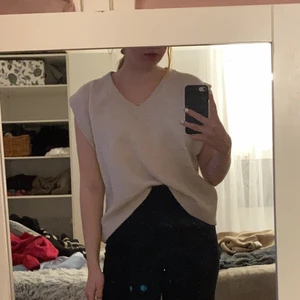 Stickad väst  - Beige stickad väst köpt från H&M i strl S.  Aldrig använd, lapp finns kvar.  Vid frågor är det bara att skriva!🥰  Nytvättad!