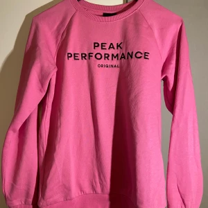 Peakperformance Tröja rosa - Nästan alldrig använt. Väldigt bra skick. Vanliga pris 899! 