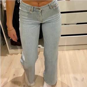 Jeans från junkyard i strl 24, säljer även samma byxor i svart så skriv ifall du vill ha bilder!❤️ Jag är 163 lång🙏🏽