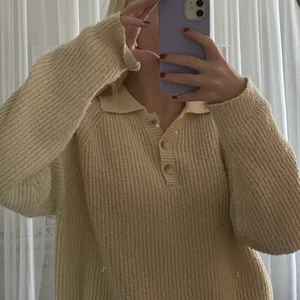 Tröja - Säljer denna tröja från Monki då jag inte känner att den får den användningen den förtjänar. Strl L men liten i storleken, passar mig med S. Använt skick men fortfarande fin! Köparen betalar för frakten och katt finns i hem 💗 Obs! Lortig spegel