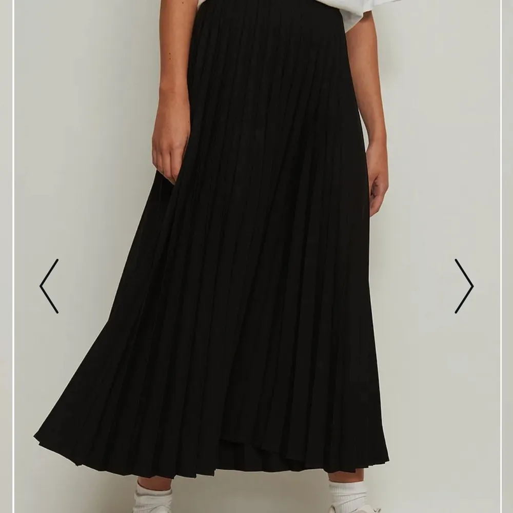 Säljer denna fina kjol i nyskick då den inte har använts❤️från nakd i strl S. Kjolar.