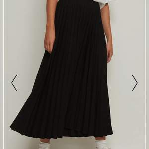 Säljer denna fina kjol i nyskick då den inte har använts❤️från nakd i strl S