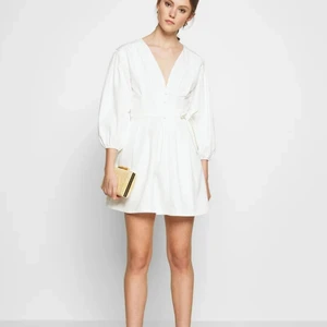 Vit klänning - Säljer denna vita klänning som jag köpte förra året till min student men aldrig använde då jag köpte en annan. Den är från missguided men köpt på Nelly. Aldrig använd med prislappen kvar. Pris kan diskuteras💕