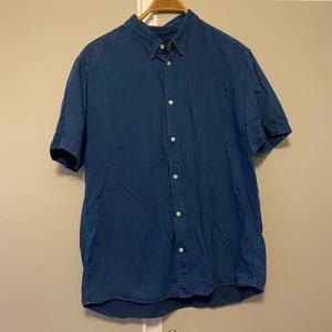 Jeansskjorta hm xl (mer som M-L) - Flyttrensar- Säljer massa med plagg till billiga priser!!! Samfraktar så kolla mina andra annonser. Frakt efter paketets vikt, ansvarar ej för postens hantering av paket. Hör av dig vid frågor :)