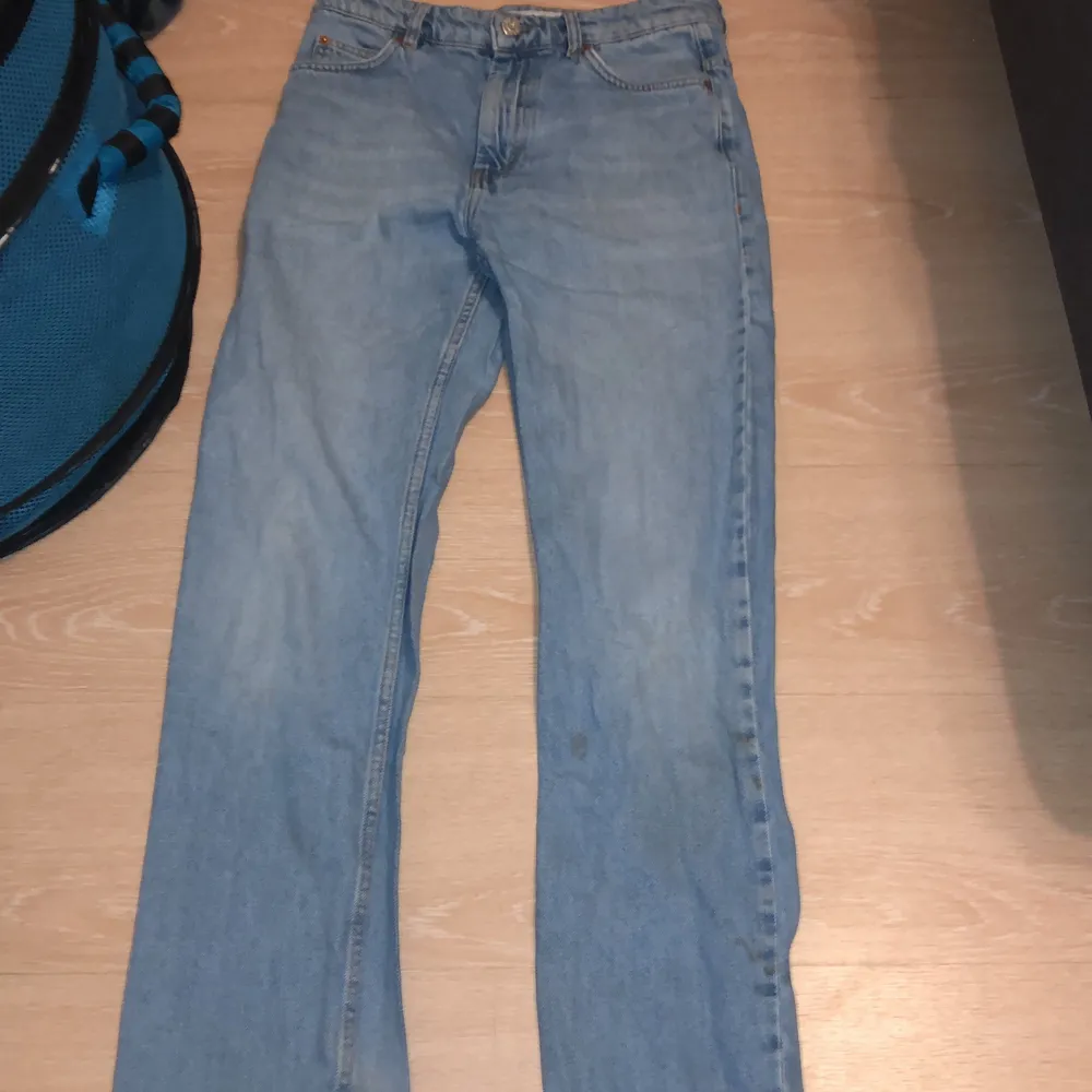 Säljer tre par jeans. 1a är storlek 29/30 den andra är storlek 28/30 och den 3e är också 29/30. Jeans & Byxor.