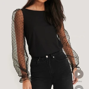 Prickig Mesh-Topp från Na-kd - Säljer denna snygga prickiga mesh topp från NA-KD. Endast andvänd en gång 😁 köparen står för frakten 