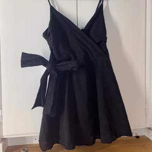 En svart kort klänning med knytning! Jättefin och har använd den bara en gång. Säljer den pga den är för liten ❤️ storleken är 36 men passar perfekt för de som använder 34/XS. 100kr + frakt ❤️
