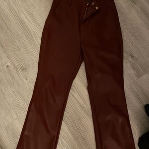 Skinnbyxor från Gina  - Ett par vinröda Skinnbyxor från Gina, bara använda vid ett tillfälle, inköptes i höstas. 