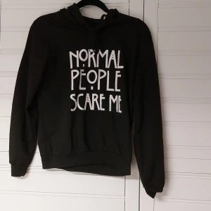 Hoddie - Svart tunn hoodie med luva och tryck, aldrig använd endast provad 