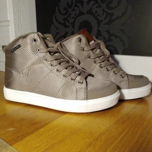 Snygga vattentäta skor  - Hej!   Jag säljer dessa fina, bruna, vattentäta skorna i storlek 38 som tyvärr är en aning för små för mig :/  De är i princip helt oanvända, prislapp och kvitto finns 💞  300 kr där frakten tillkommer🥰 Kan skicka eller mötas upp i Lund! 