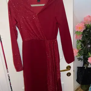 En fin röd klänning till salu, säljs för 300kr