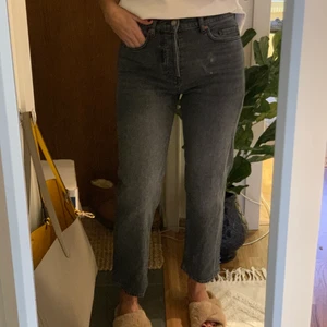 Grå cropped jeans - 🤍