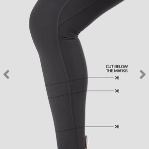 ICIW Nimble tights svarta - Säljer mina svarta tajts från icaniwill modell Nimble storlek S, de har en funktion där man kan klippa dem vid utsatta streck (som man ser på första bilden) för att anpassa dem efter hur man själv vill ha dem.✂️ Jag har klippt mina vid första strecket (från foten) då jag gillar att ha dem vid ankeln🦶, men jag viker ändå dem 3 cm typ (jag är 156 cm lång). Jag säljer dem då de är lite för stora för mig på det viset att jag måste dra upp dem hela tiden, vilket jag inte behöver med andra Iciw-tights